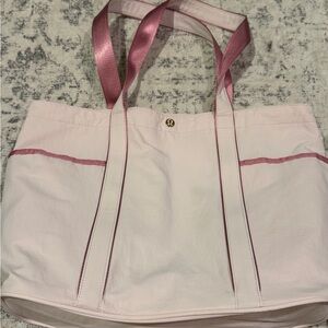 Lululemon Daily Multi Pocket Tote 20L Blissful pink
Used once